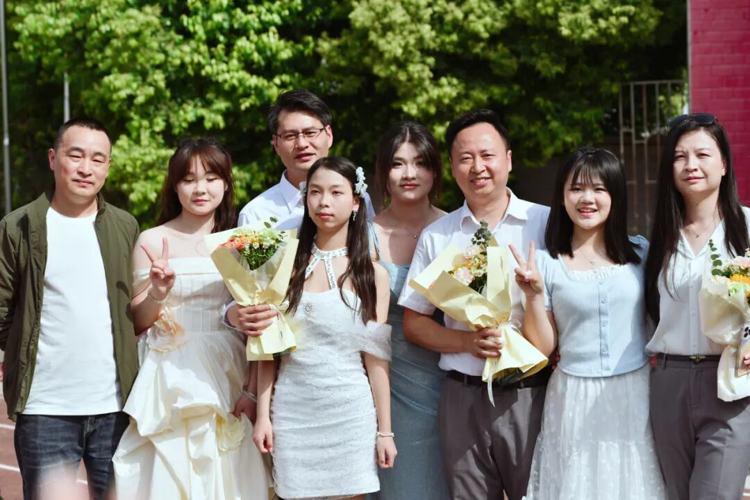 青春正飞扬，学子当自强——我校隆重举行“十八而志 大任始承”毕业典礼暨成人仪式